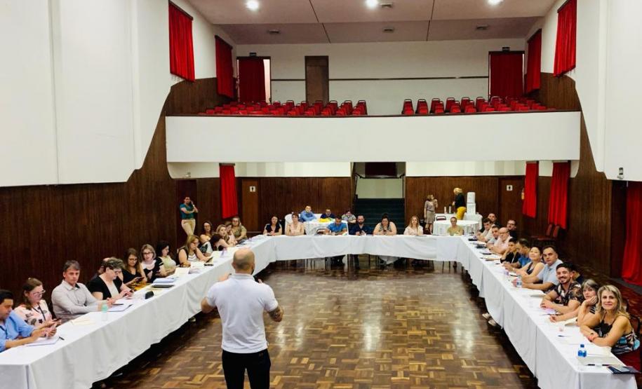 Chefe do NRE Guarapuava participa de reunião técnica em Londrina