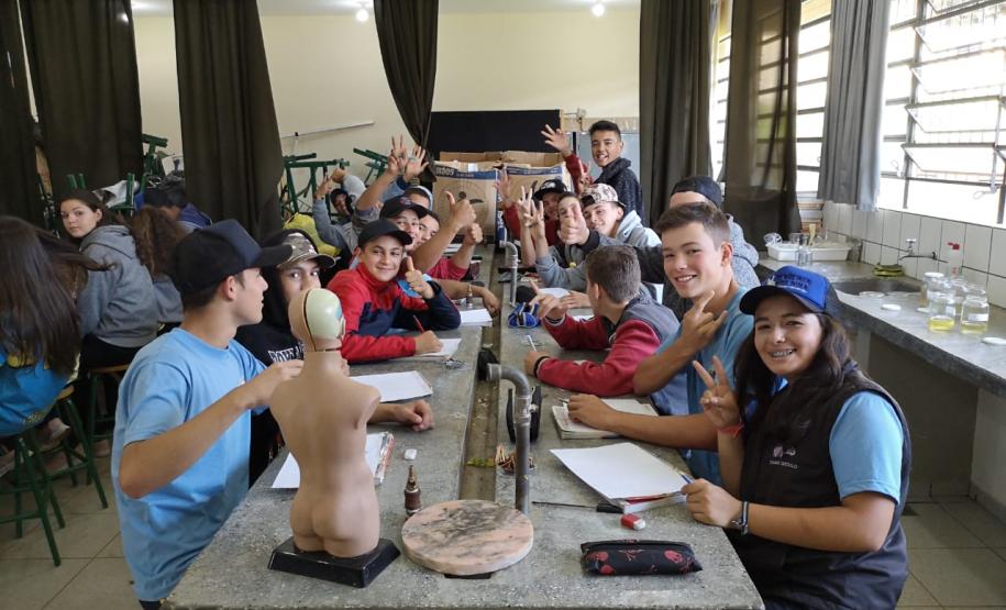 Estudando as estruturas do corpo humano sob o prisma evolutivo: prática dos alunos do C.E. Bibiana Bitencourt.