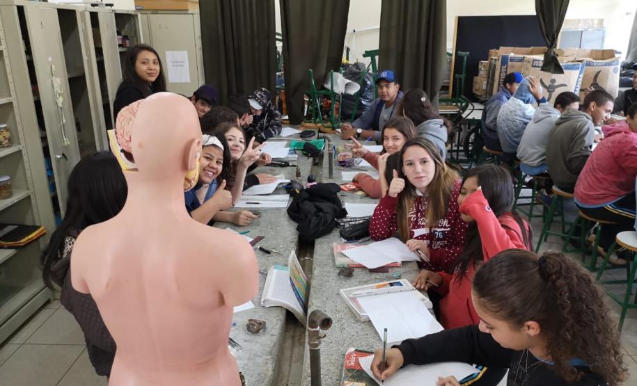 Estudando as estruturas do corpo humano sob o prisma evolutivo: prática dos alunos do C.E. Bibiana Bitencourt.