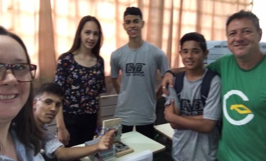 Colégio Estadual Ana Vanda Bassara realiza Feira Cultural Científica e Tecnológica