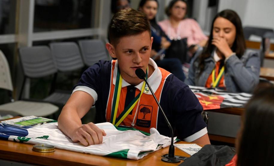 Aluno e professora do C.E. Professor Mario Evaldo Morski tomam posse e atuam como jovens senadores, no 12º Concurso de Redação do Senado Federal.