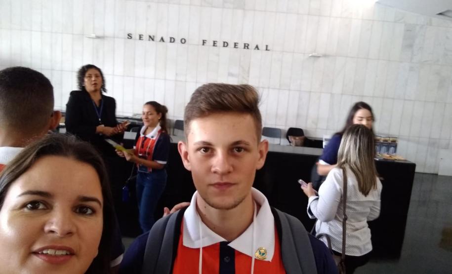 Aluno e professora do C.E. Professor Mario Evaldo Morski tomam posse e atuam como jovens senadores, no 12º Concurso de Redação do Senado Federal.