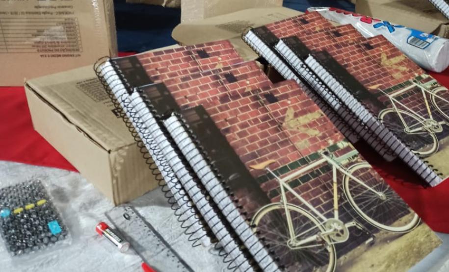 Alunos dos CEEBJAS Candói e Pinhão recebem Kits Escolares.