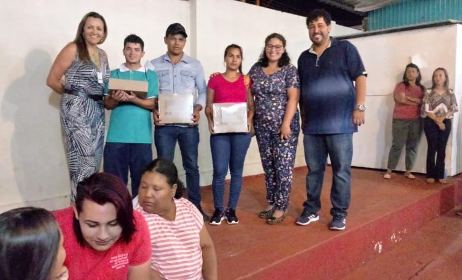 Alunos dos CEEBJAS Candói e Pinhão recebem Kits Escolares.