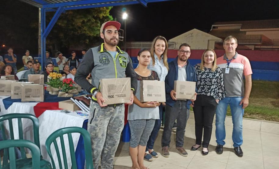 Alunos dos CEEBJAS Candói e Pinhão recebem Kits Escolares.