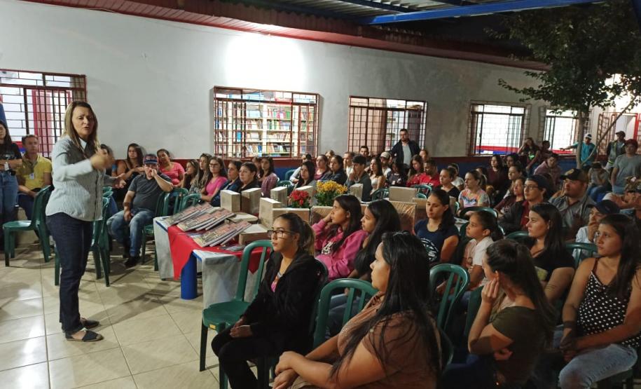 Alunos dos CEEBJAS Candói e Pinhão recebem Kits Escolares.