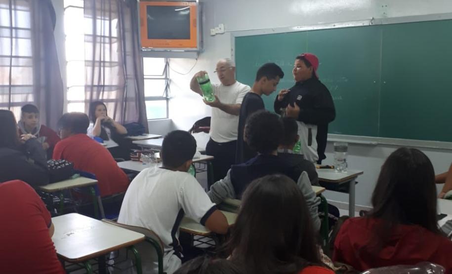 Alunos do Colégio Manoel Ribas se mobilizam em combate ao mosquito Aedes Aegypti.