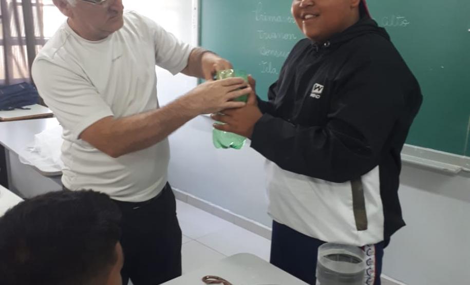Alunos do Colégio Manoel Ribas se mobilizam em combate ao mosquito Aedes Aegypti.