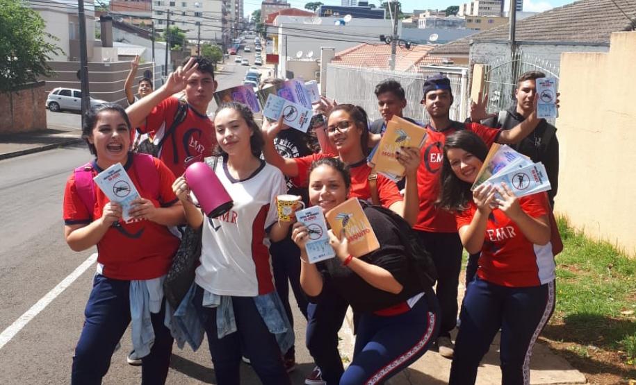 Alunos do Colégio Manoel Ribas se mobilizam em combate ao mosquito Aedes Aegypti.