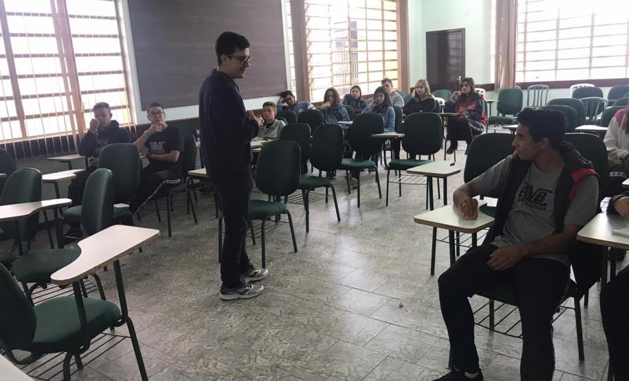 Alunos do C.E. Ana Vanda Bassara participam de formação sobre o Grêmio Estudantil