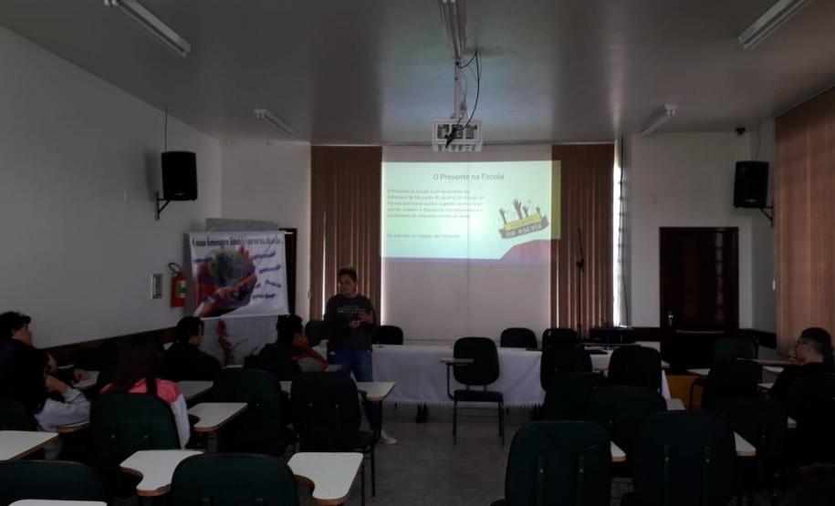 Alunos do C.E. Ana Vanda Bassara participam de formação sobre o Grêmio Estudantil