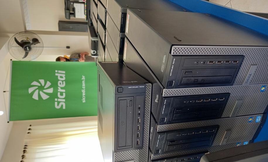 Doação de mais de 30 computadores da Cooperativa de Crédito – Sicredi.